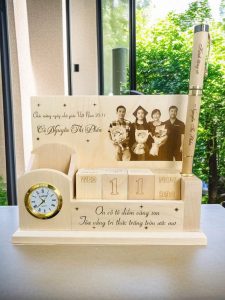 Lịch gỗ khắc tốt nghiệp